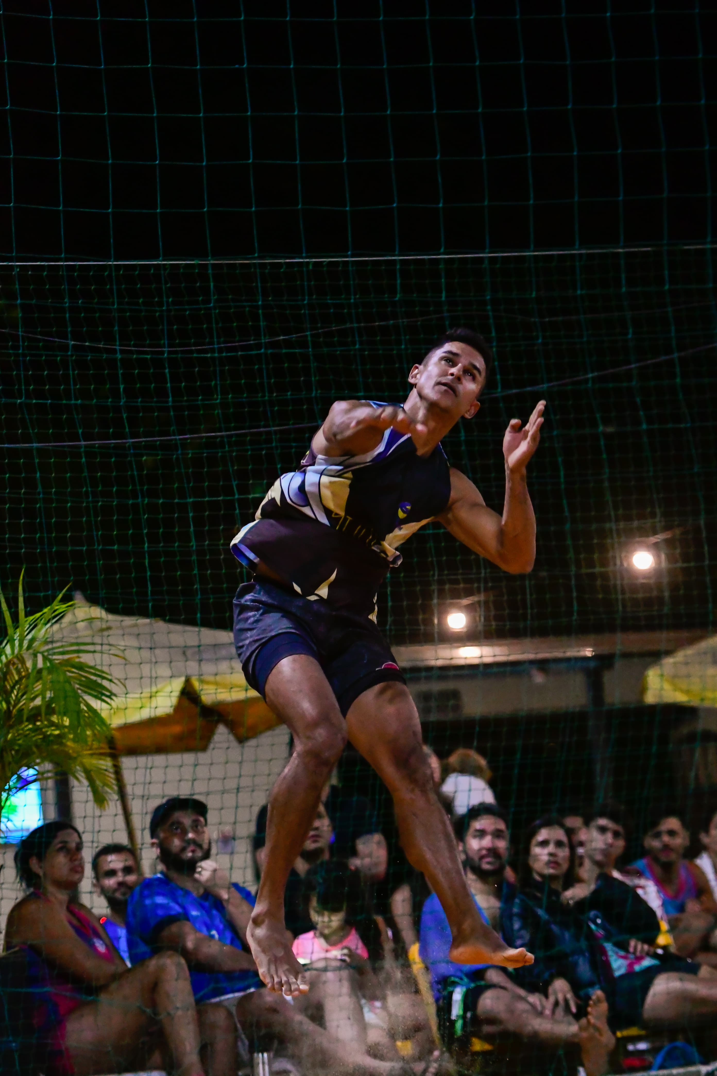 Atleta saltando para ataque em partida de areia