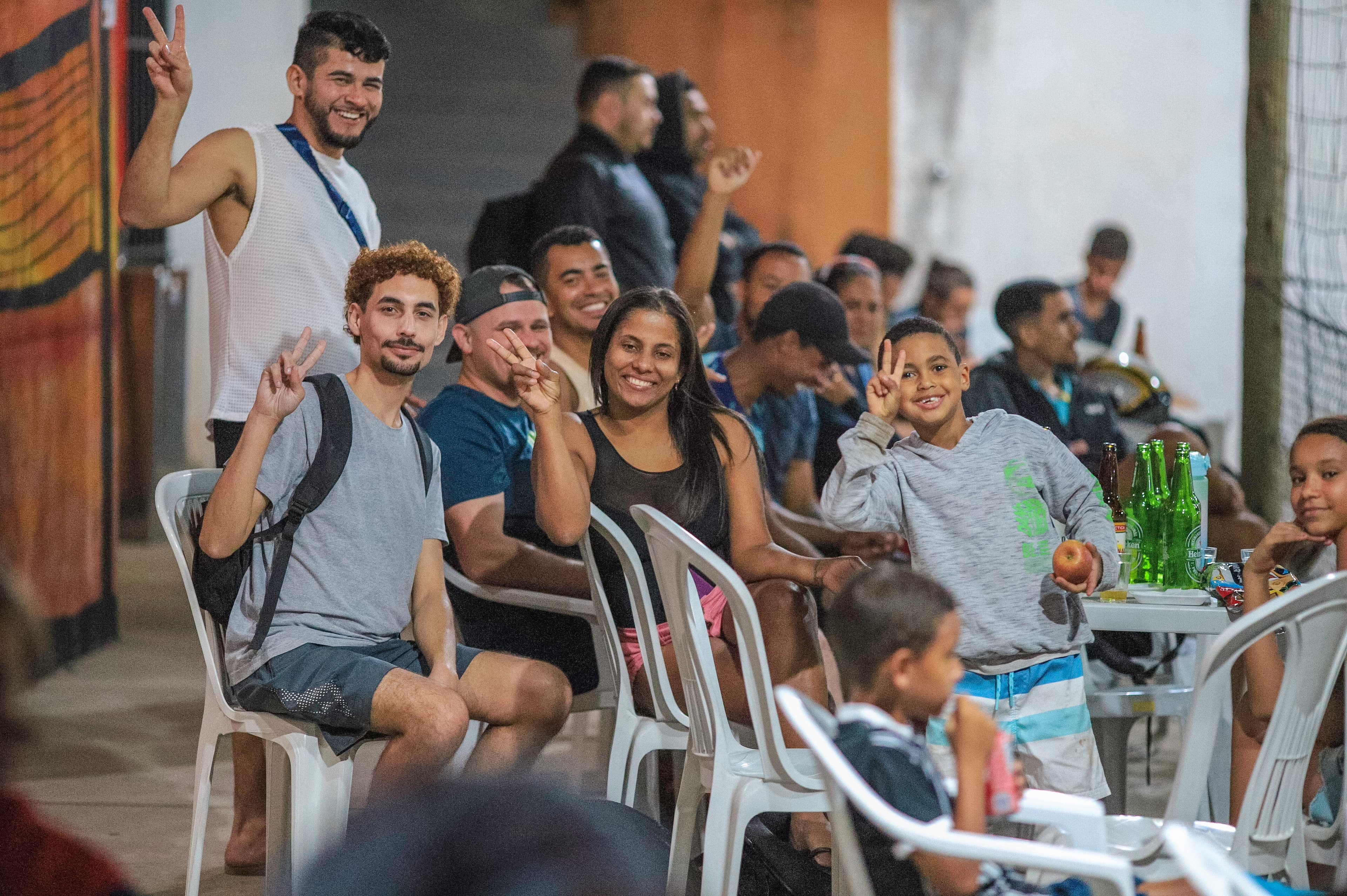 Comunidade acompanhando evento esportivo de areia
